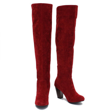 Les femmes en daim talon épais classique au cours des bottes au genou